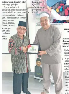  ??  ?? (Gambar kiri) HAJI Ismail (kanan) menyampaik­an cenderamat­a kepada Haji Mohd Mokhtar.
