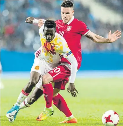  ?? FOTO: EFE ?? Williams intenta zafarse de la presión de un jugador de Serbia en el partido del Europeo sub-21 del viernes