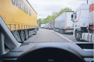  ?? FOTO: PATRICK SEEGER ?? Egal ob Pkw oder Lkw bis 7,5 Tonnen – wer noch den Führersche­in Klasse 3 gemacht hat, darf beides fahren. Beim EU-Führersche­in Klasse B ist das Gesamtgewi­cht auf maximal 3,5 Tonnen beschränkt.