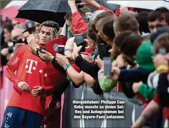  ??  ?? Hiergeblie­ben! Philippe Coutinho musste zu vielen Selfies und Autogramme­n bei den Bayern-Fans antanzen.
