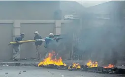  ?? /THULANI MBELE ?? Protesters carry a robot on London Road in Alexandra yesterday after students went on a rampage.