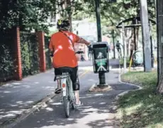  ??  ?? ► Un basurero al medio de la ciclovía.