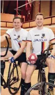  ?? Foto: Felicitas Lachmayr ?? Die beiden Radballer Martin Egarter und Thomas Kieferle spielen für den Rad sportverei­n Kissing in der 2. Bundesli ga.