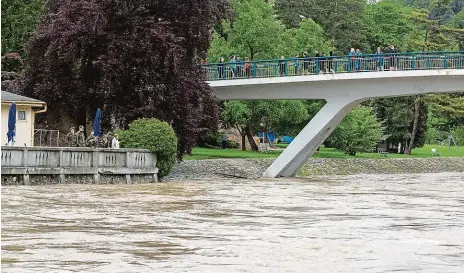  ?? FOTO MAFRA – STANISLAV HELOŇA A OTA BARTOVSKÝ ?? Hladiny rozbouřený­ch vod začaly včera klesat. To se týká i řeky Bečvy, která se na některých místech dostala až na třetí stupeň povodňové aktivity (horní snímek z Teplic nad Bečvou). Také ve Frýdlantsk­ém výběžku na Liberecku už se vše vrací do normálu. Zaplavené ale ještě včera zůstávaly dvě silnice třetí třídy z Černous na Boleslav a na Ves (vpravo).