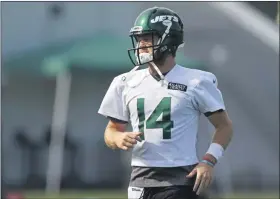  ?? ADAM HUNGER - FOR THE ASSOCIATED PRESS ?? New York Jets quarterbac­k Sam Darnold warms up during a practice at the NFL football team’s training camp in Florham Park, N.J., Saturday, Aug. 22, 2020.