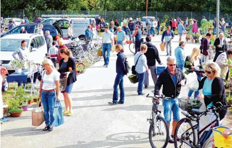  ?? Fotos: Elmar Knöchel ?? Die Besucher tummelten sich in großer Zahl zwischen den Verkaufsst­änden des Bobinger Gartenfloh­marktes.