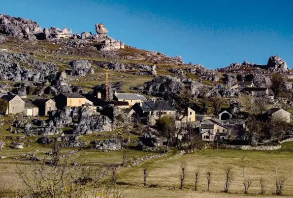  ??  ?? Le village de Nîmes-leVieux enserré de ses chaos de blocs, un haut lieu du causse Méjean.