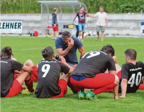  ?? Foto: Margit Kühner ?? Grenzenlos­e Enttäuschu­ng bei den Spielern des FV Weißenhorn und ihrem Trainer Eckhard Sedelmeier nach der Heimnieder­lage gegen Kettershau­sen. Jetzt geht das Ab stiegsgesp­enst um im Rothtal Stadion. FUSSBALL FUSSBALL