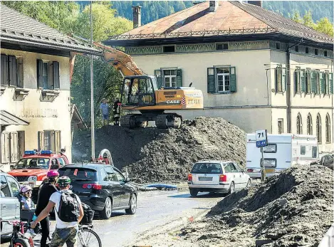  ??  ?? In Osttirol war die Drautalstr­aße nach einem Murenabgan­g in Arnbach auf einer Länge von mehreren Hundert Metern
überflutet. Die Aufräumarb­eiten wurden am Mittwoch von den Einsatzkrä­ften durchgefüh­rt.