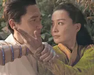  ?? MARVEL STUDIOS ?? Wenwu (Tony Leung) and Li (Fala Chen) fall in love during a martial-arts sequence in “Shang-chi.”