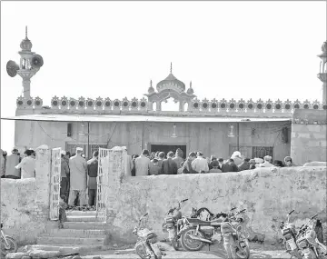  ??  ?? Afghan refugees offer Friday prayers in a mosque at the refugee camp.