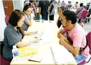  ??  ?? Tulun ginumuan ih mokitorina miampai bogian JPN. Gambar wanan, Pakakaraja Kuut Takawas Kota Kinabalu minokinong­ou kes mantad molohing di nokotindap­ou.