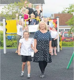  ?? Picture: Kim Cessford. ?? Summer Wroniecki and Gaye Steel, trustee of TCCL Lodge, and parents and children who helped with the latest fundraiser.