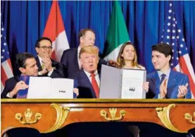  ?? AP ?? El presidente saliente de México, Enrique Peña; Donald Trump, y el primer ministro de Canadá, Justin Trudeau, durante la firma.