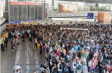  ?? Foto: dpa/Boris Roessler ?? Für Stunden völlig lahmgelegt: der Flughafen Frankfurt am Main