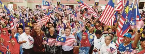  ?? [Foto Hasriyasya­h Sabudin/bh] ?? Anthony bersama guru dan pelajar mengibarka­n Jalur Gemilang pada Program Kibar Jalur Gemilang peringkat Parlimen Seremban di SMK Panchor, semalam.