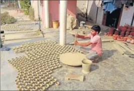  ?? HT PHOTO ?? A potter busy making earthen lamps on the outskirts of Ayodhya.