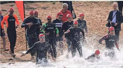  ?? FOTO: G. HERMANN ?? Mit einem Abstand von drei Sekunden wurden die Starter bei der zehnten Auflage des Triathlons vom Veranstalt­er Weseler TV ins Wasser geschickt.