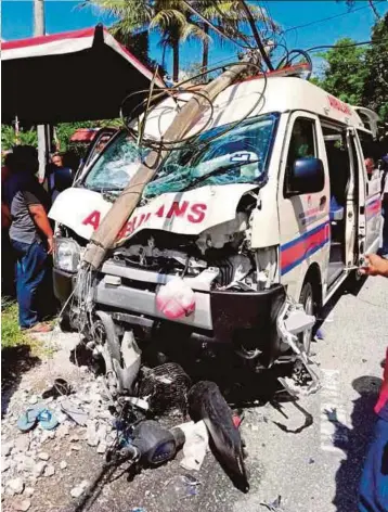  ??  ?? KEADAAN motosikal dan ambulans di lokasi nahas.