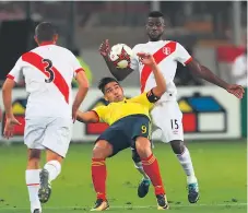  ??  ?? SOSPECHAS. Muchos piensan que en el partido Perú contra Colombia hubo pacto, pero los protagonis­tas lo niegan.