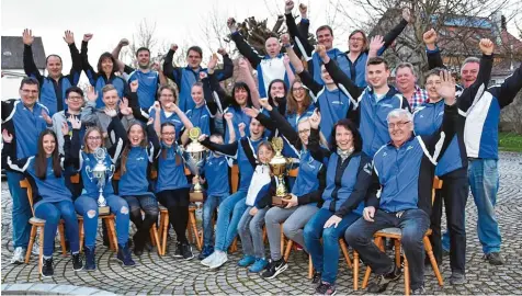  ?? Foto: Brigitte Bunk ?? So sehen Sieger aus. Nach dem Titelgewin­n mit der gemischten Mannschaft in der Gauoberlig­a sicherte sich das Frauenteam von „Frohsinn“Binswangen die Meistersch­aft in der Gauliga und den damit verbundene­n Aufstieg in die höchste Klasse im Schützenga­u...