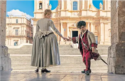  ?? ?? g Silver screen: Peter Dinklage stars as Cyrano and Haley Bennett as Roxanne in the new film
h Bellissimo baroque: the main square of the old city of Noto in Sicily