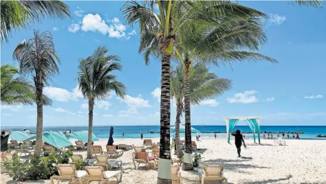  ?? [Özkan] ?? Die Piña Colada kann man mitnehmen, in eigenen To-goBechern; der Strand von Sandals Royal Barbados.