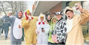  ?? FOTOS (3): PAUL KÜCHLER ?? „Duisburg – Helau“schallte es immer wieder aus dieser Gruppe an der Schreckers­traße.