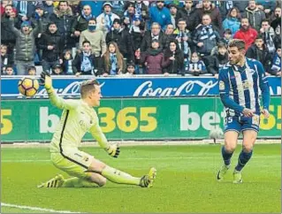  ?? JOSE RAMON GOMEZ / EFE ?? Ter Stegen realizó una gran parada en Vitoria tras el remate de Theo Hernández