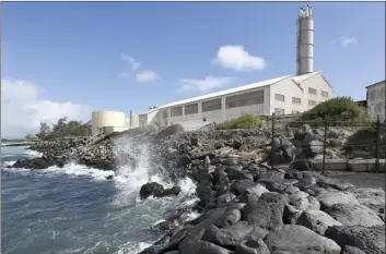  ?? The Maui News / MATTHEW THAYER photo ?? The Hawaiian Electric Co. Kahului Power Plant, shown Thursday afternoon, was shut down February 2014 after the utility pledged to retire the four oil-fired, steam generators considered old, inefficien­t and environmen­tally dirty. But the utility decided to restart the plant in 2016 with increasing power demands and the shutdown of Hawaiian Commercial & Sugar Co., which provided 4 to 16 megawatts of power.