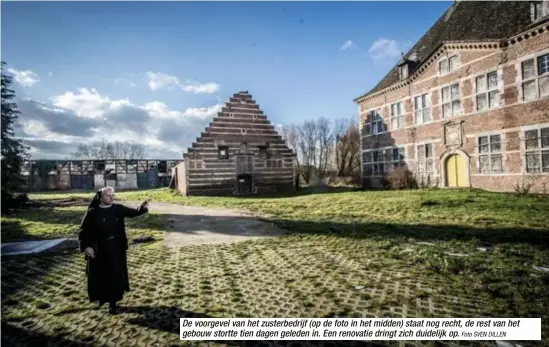  ?? Foto SVEN DILLEN ?? De voorgevel van het zusterbedr­ijf (op de foto in het midden) staat nog recht, de rest van het gebouw stortte tien dagen geleden in. Een renovatie dringt zich duidelijk op.