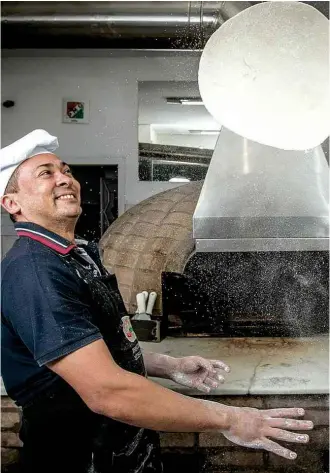  ?? Bruno Santos/Folhapress ?? O empresário Paulo da Silva em frente ao forno de sua pizzaria, no bairro do Morumbi