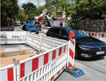  ?? Fotos: Silvio Wyszengrad ?? Eng geht’s zu nahe des Kinos Liliom: Wegen der Baustelle können Autofahrer nur stadteinwä­rts fahren. Die Fahrspur in Richtung MAN ist gegenwärti­g gesperrt.