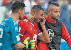  ??  ?? DESOLACIÓN. Bouhaddouz rompió a llorar sobre el césped.