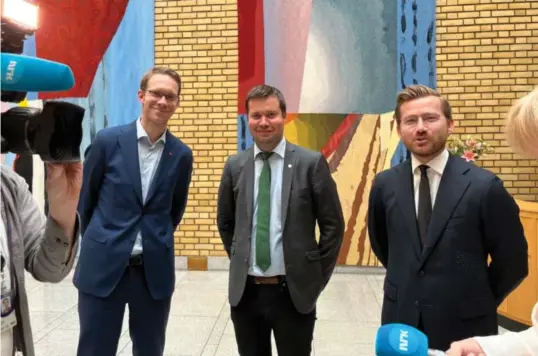  ?? Foto: Torbjørn Røe Isaksen, E24 ?? ⮉ Eigil Knutsen (Ap), Geir Pollestad (Sp) og Sveinung Rotevatn (V) på Stortinget torsdag etter at det ble sikret flertall for lakseskatt på 25 prosent.