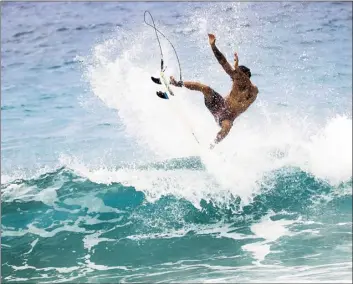  ?? Bohdi Asay photo ?? Hana High School surfing coach Keli Everett shows his surfing ability at Koki Beach in East Maui in this photo taken in 2018.