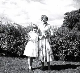  ??  ?? Janine Longy and her big sister Marguerite together in September 1956