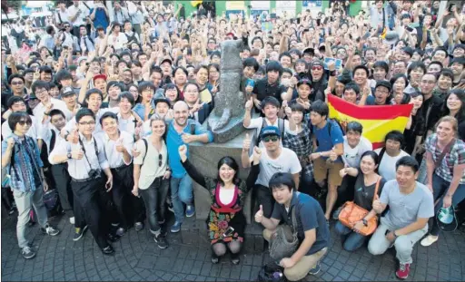  ??  ?? CON LOS FANS. Fernando Alonso congregó a centenares de hinchas japoneses en Shibuya, Tokio. El exceso de aficionado­s obligó a la Policía a suspender el evento.
