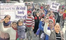  ?? HT PHOTO ?? Contractua­l employees holding a protest rally in Jalandhar on Saturday.