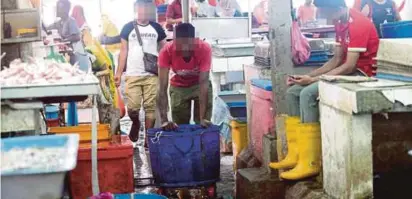  ?? NST PIC BY EIZAIRI SHAMSUDIN ?? The increasing number of immigrants running illegal stalls at the Selayang wet market in Batu Caves are raising the ire of traders.