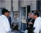  ??  ?? Henry Kudluk (left), Marybelle Mitchell (second from right) and Mattiusi Iyaituk (far right) speaking with Russian participan­ts at the Connecting Cultures seminar, 2002 ←