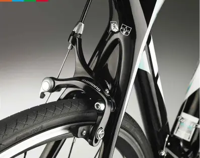  ??  ?? CONNECTED TUBES
The way the rear brake bridge and seatstays form an organic connection with the seat and top tubes is one of the most attractive areas of the Stella’s frame design.