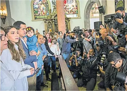  ?? (AP) ?? En la iglesia. Juan Guaidó y su esposa, ayer, en un templo católico del este de Caracas.