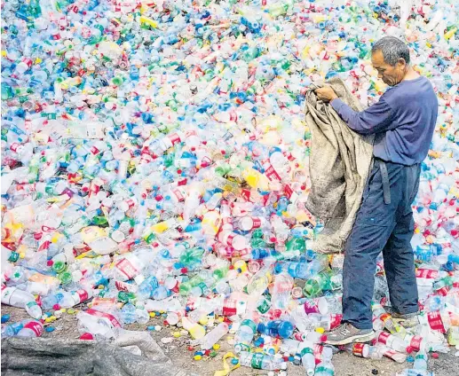  ??  ?? Für die EU war es komfortabe­l, den Plastikmül­l nach China zu transporti­eren. Jetzt könnte man auf dem Müll sitzen bleiben.
