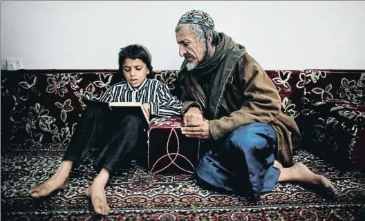  ?? ED OU / GETTY ?? Confinados. Un niño y un anciano con una Torá en el complejo amurallado donde viven los judíos de Saná; debajo, Netanyahu admirando la Torá