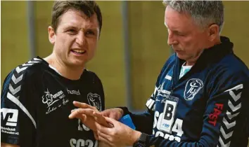  ?? Foto: Ernst Mayer ?? Raunaus Trainer Udo Mesch (rechts) gab in der Partie gegen Ottobeuren den Teamarzt: Mathias Waldmann hatte sich zu Beginn der Partie den linken kleinen Finger gebrochen. Dennoch machte er weiter.