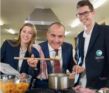  ?? Picture: PETER RISTEVSKI ?? COOKING UP A PLAN: Acting Premier and Minister for Education James Merlino with Surf Coast Secondary students Zeesha Cummins and Mitchell Reither.