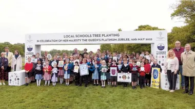  ?? ?? Representa­tives from 70 schools planted oak trees to mark the Queen's Platinum Jubilee in Windsor Great Park on Tuesday, as part of the Queen's Green Canopy Project. Ref:134465-2