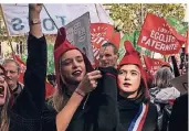  ?? FOTO: DPA ?? Anhängerin­nen der Bewegung „La Manif pour tous“halten während einer Kundgebung gegen das neue Bioethik-Gesetz weiße Rosen in die Höhe.