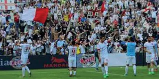  ??  ?? La festa
Il saluto del Padova ai tifosi calati a Reggio Emilia per la prima partita da neo promossi in serie B. Ora il nodo Bisoli